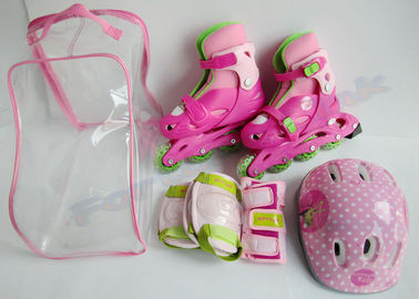 Ragazzi delle ragazze del guscio duro che preparano gli insiemi combinati dei pattini di rullo del casco dei cuscinetti di gomito delle ginocchiere del pattino