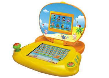 Bambino giallo adorabile che impara compressa per istruzione iniziale, bambini che imparano computer portatile